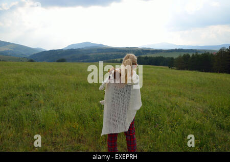 Donna con il suo Cavalier King Charles Spaniel in montagna Foto Stock