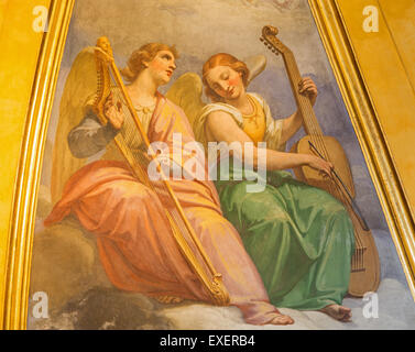 Roma, Italia - 26 Marzo 2015: l'affresco di angeli con gli strumenti musicali nella Basilica di Sant Agostino Foto Stock