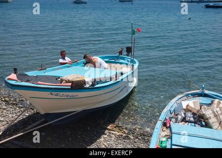 Il lancio di barche da pesca sotto il controllo di un verricello e cavo a Milazzo, Sicilia Foto Stock