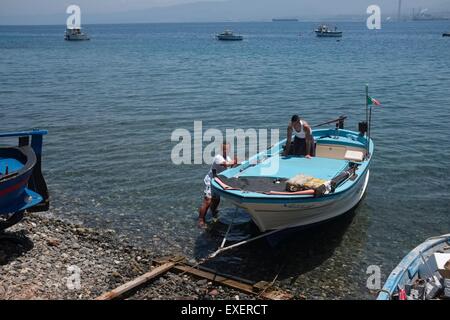 Il lancio di barche da pesca sotto il controllo di un verricello e cavo a Milazzo, Sicilia Foto Stock