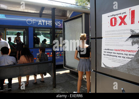 Atene, Grecia. 13 Luglio, 2015. Un giro turistico in autobus rigidi passato un poster strappato invitando gli elettori a votare no in luglio 5 bailout referendum, ad Atene, Grecia, 13 luglio 2015. Il vertice della zona euro ha finalmente raggiunto un accordo di salvataggio con la Grecia il lunedì mattina dopo 17 ore di difficili discussioni, Eurozona leader ha annunciato. Credito: Marios Lolos/Xinhua/Alamy Live News Foto Stock