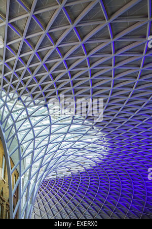 LONDON, Regno Unito - 10 Luglio 2015: Il moderno e bellissimo soffitto a traliccio in stazione dei treni di Kings Cross a Londra, il 10 luglio 2015. Foto Stock