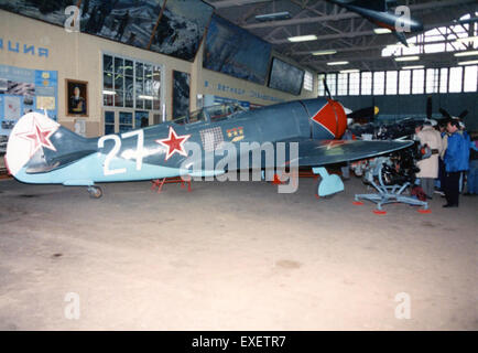 Il Lavochkin LA-7 era un aereo da caccia sovietico utilizzato durante la seconda guerra mondiale. Era uno dei velivoli sovietici di maggior successo, noto per la sua agilità e le sue prestazioni di combattimento. L'aeromobile "White 2" fa parte della collezione ed è stato restaurato per essere esposto. Foto Stock