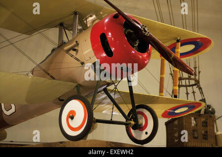 Il Nieuport 28 era un aereo da caccia francese utilizzato nella prima guerra mondiale. Fu uno dei primi ad essere utilizzato dalle forze americane, fornendo supporto cruciale durante il combattimento aereo. Il suo design innovativo ha contribuito a plasmare le prime tattiche di guerra aerea. Foto Stock