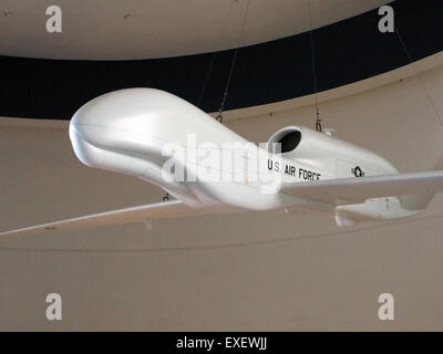Il Northrop Grumman RQ-4A Global Hawk è un UAV avanzato progettato per la sorveglianza e le missioni di ricognizione ad alta quota. Questo modello di velivolo, presentato al San Diego Air and Space Museum, mette in evidenza la tecnologia dei droni all'avanguardia utilizzata dalla U.S. Air Force. Foto Stock