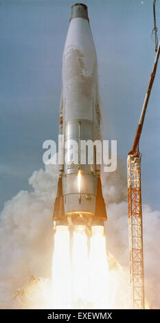 L'Atlas 4B test 1382, lanciato dal complesso 13 il 2 agosto 1958, è stato un momento cruciale nello sviluppo della serie di razzi Atlas. Questo test ha svolto un ruolo essenziale nell'avanzamento delle capacità spaziali degli Stati Uniti durante le prime fasi della corsa allo spazio. Foto Stock