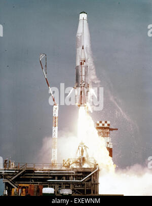 L'Atlas 4B è stato lanciato il 2 agosto 1958 dal sito 13B come parte di un test critico nello sviluppo del programma missilistico Atlas statunitense. Questo test ha contribuito a perfezionare le capacità del razzo per future missioni spaziali e applicazioni militari. Foto Stock