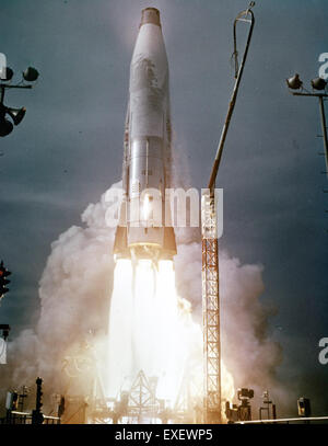 Il razzo Atlas 4B, lanciato dal sito 13B il 2 agosto 1958, faceva parte del programma di sviluppo missilistico della U.S. Air Force. Questo volo di prova ha contribuito a far progredire le tecnologie missilistiche intercontinentali durante il periodo della Guerra fredda. Foto Stock