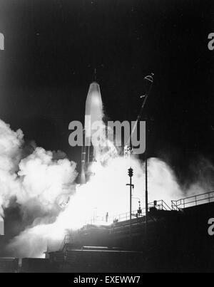 Questa foto del 18 dicembre 1958 cattura il lancio del missile Atlas 10B al Pad 11. L'immagine mostra il velo di fumo e fiamma che circonda il missile, un momento chiave nelle prime fasi dell'esplorazione spaziale. Foto Stock