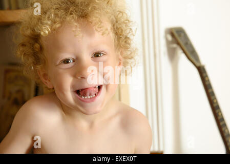 Ritratto di un giovane biondo bambino ragazzo nella sua camera da letto Foto Stock