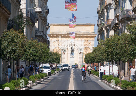 Vista verso l'Arc de Triomphe de Montpellier Hérault , Languedoc-Roussillon, Francia, Europa Foto Stock