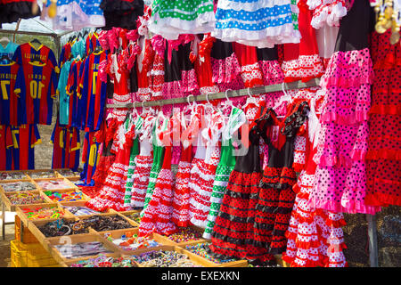 Abiti di flamenco in colori luminosi per le ragazze piccole Foto Stock