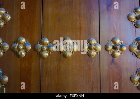 Sfondo hardware in ottone sulla vecchia porta di legno Foto Stock