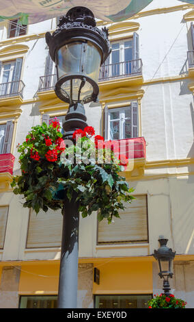 Lampada di antiquariato con letti in ferro battuto con ornamenti Foto Stock