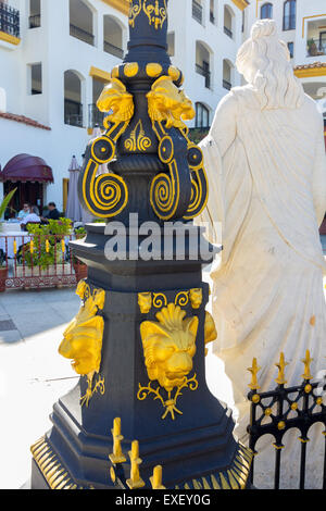 Lampada di antiquariato con letti in ferro battuto con ornamenti Foto Stock