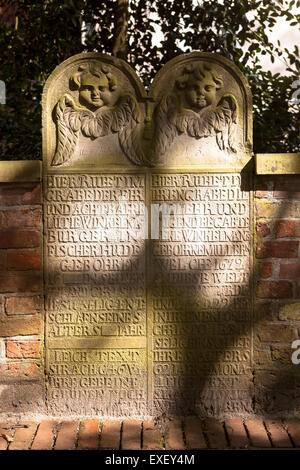 L'Europa, Germania, Bassa Sassonia, Fischerhude, lapidi nella parete del sagrato della Liebfrauenkirche (Chiesa di Nostra Lad Foto Stock