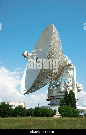Telecomunicazioni satellitari complesso con antenna enorme volto verso il cielo Foto Stock