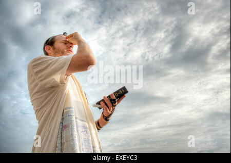 Uomo ebraico impegnati nella preghiera del mattino. Foto Stock