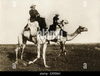 Il presidente Franklin D. Roosevelt è visto cavalcare un cammello durante il suo viaggio all'estero. Questa fotografia storica cattura il presidente americano in un ambiente insolito, mostrando il suo coinvolgimento con le culture locali durante i suoi viaggi. Foto Stock