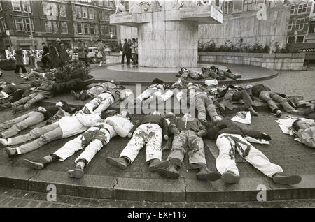 Voor Nationaal Monument op de Dam in Amsterdam hebben vrouwen Foto Stock