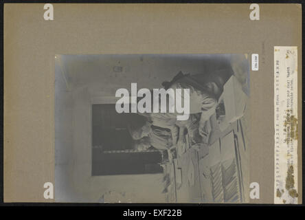 Enveloppenfabriek firma Bontamps era un'importante fabbrica di buste situata a Venlo, nei Paesi Bassi. Era noto per la produzione di buste e articoli di cancelleria di alta qualità per una varietà di usi commerciali, servendo sia i mercati locali che internazionali. La fabbrica rappresenta un pezzo del patrimonio industriale della storia manifatturiera della regione. Foto Stock