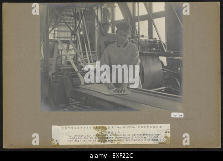 Questa immagine mostra la Enveloppenfabriek firma Bontamps, una nota azienda produttrice di buste a Venlo, Paesi Bassi. La foto cattura l'ambiente industriale del XX secolo nei Paesi Bassi. Foto Stock