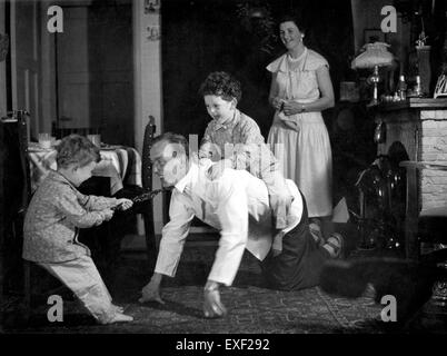 Questo dipinto raffigura una scena domestica di bambini a cavallo, ambientato in un ambiente naturale all'aperto. Cattura un momento di legame familiare e di vita rurale, riflettendo le attività di svago europee del XIX secolo. Foto Stock