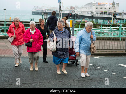 Brighton, Regno Unito. 13 Luglio, 2015. Regno Unito Meteo: Un unseasonly bagnato, ventoso e raffreddare il giorno. Visitatori preparate per British mare meteo in Brighton. Credito: Scott Hortop Viaggi/Alamy Live News Foto Stock