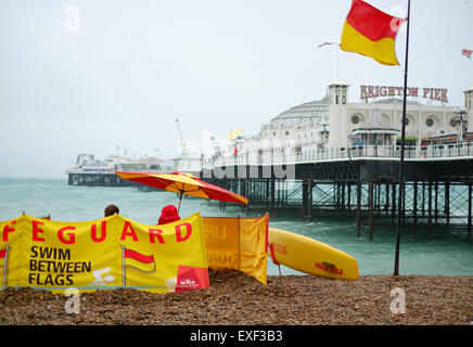 Brighton, Regno Unito. 13 Luglio, 2015. Regno Unito Meteo: Un unseasonly bagnato, ventoso e raffreddare la giornata presso il British seaside - bagnini rimangono sul dovere nonostante la spiaggia deserta. Credito: Scott Hortop Viaggi/Alamy Live News Foto Stock