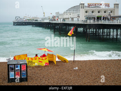 Brighton, Regno Unito. 13 Luglio, 2015. Regno Unito Meteo: Un unseasonly bagnato, ventoso e raffreddare la giornata presso il British seaside - bagnini rimangono sul dovere nonostante la spiaggia deserta. Credito: Scott Hortop Viaggi/Alamy Live News Foto Stock