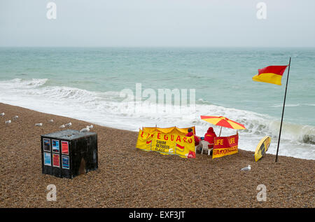 Brighton, Regno Unito. 13 Luglio, 2015. Regno Unito Meteo: Un unseasonly bagnato, ventoso e raffreddare la giornata presso il British seaside - bagnini rimangono sul dovere nonostante la spiaggia deserta, la sola società è gabbiani. Credito: Scott Hortop Viaggi/Alamy Live News Foto Stock