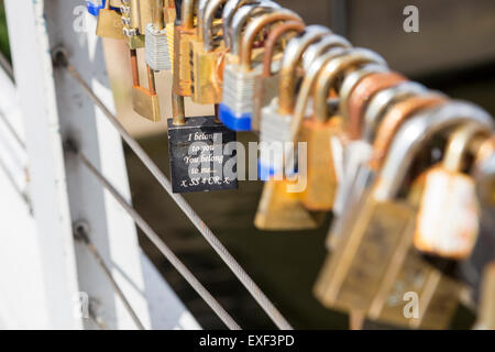 Amore i lucchetti sul ponte sul fiume Aire a Leeds, West Yorkshire Foto Stock