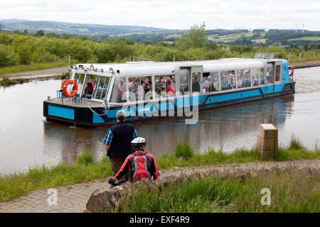 Viaggio turistico barca su Union Canal sopra il Falkirk Wheel Falkirk, Stirling Foto Stock