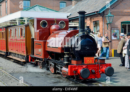 Talyllyn Railway n. 1 "Talyllyn di 1864 a Tywyn Wharf stazione con una speciale centocinquantesimo anniversario treno 'l'Sesquicentarian' Foto Stock