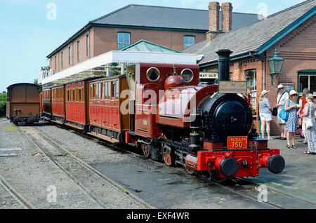 Talyllyn Railway n. 1 "Talyllyn di 1864 a Tywyn Wharf stazione con una speciale centocinquantesimo anniversario treno 'l'Sesquicentarian' Foto Stock