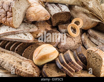 Diversi tipi di pane. Sfondo di cibo. Foto Stock