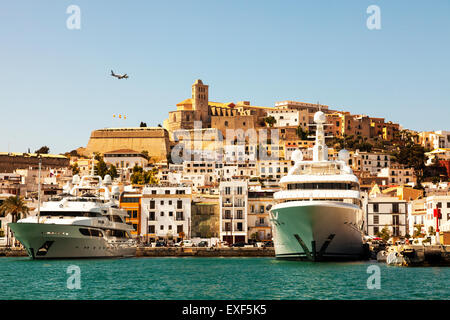 Ibiza città vecchia dal porto di barche in Port Harbour Spagna isola spagnola enormi barche ormeggiate ricco Foto Stock