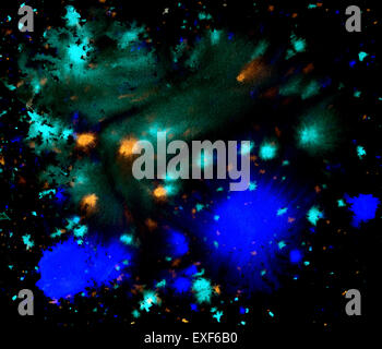 La vernice colorata che schizza e nuvole di colore nella parte posteriore in nero Foto Stock