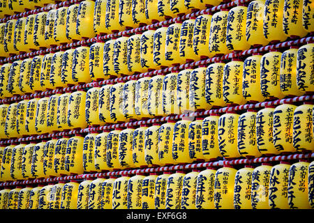 Tokyo, Giappone. 13 Luglio, 2015. Lanterne di carta sul display durante l'annuale "itama Festival'' al Santuario Yasukuni su luglio, 13, 2015, Tokyo, Giappone. Oltre 30.000 lanterne la linea di ingresso al santuario per aiutare gli spiriti a trovare la loro strada durante la celebrazione annuale per gli spiriti degli antenati. Il festival si terrà dal 13 luglio al 16th. Credito: Rodrigo Reyes Marin/AFLO/Alamy Live News Foto Stock