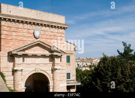 Porta Romana, la vecchia entrata nella storica cittadina di Recanati, Regione Marche, Italia Foto Stock