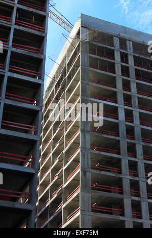 Nuovo ed alto edificio di cemento di edifici residenziali in costruzione. Foto Stock