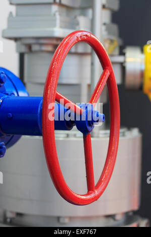 Volantino rosso di acciaio industriale valvola a saracinesca. Foto Stock