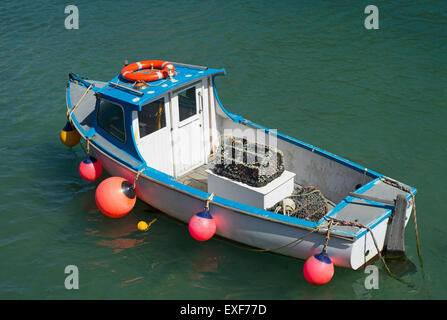 Piccola barca da pesca nel porto di Portreath con due forma cantra Lobster Pot, Cornwall Inghilterra. Foto Stock