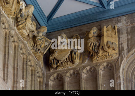 Angelo intagli in coro, Chiesa di Tutti i Santi, Hillesden, Buckinghamshire, Inghilterra, Regno Unito Foto Stock