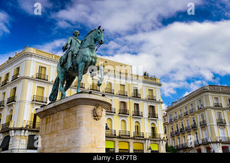 Madrid, Spagna presso il re Carlo III statua equestre in Puerta del Sol. Foto Stock