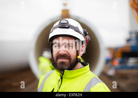 Ritratto di ingegnere alla fattoria eolica Foto Stock