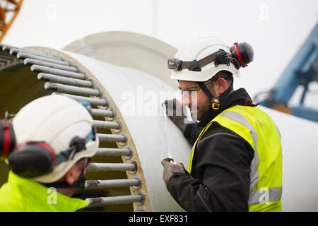 Gli ingegneri che lavorano sulle turbine eoliche Foto Stock