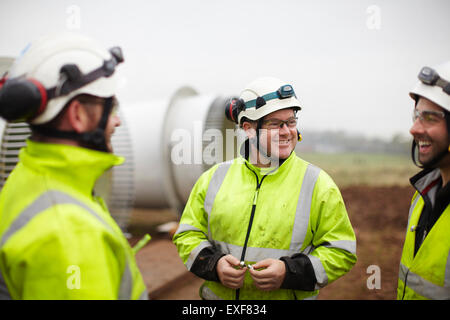 Ingegneri avente la conversazione su wind farm Foto Stock