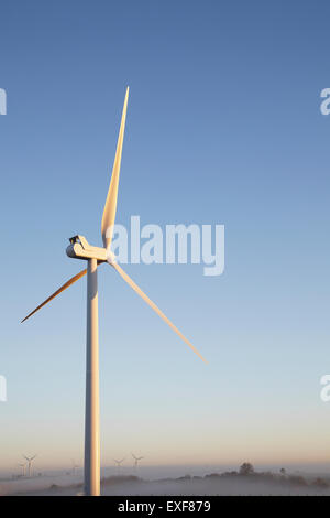 Turbina eolica contro il cielo blu Foto Stock