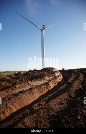 Turbina eolica contro il cielo blu Foto Stock